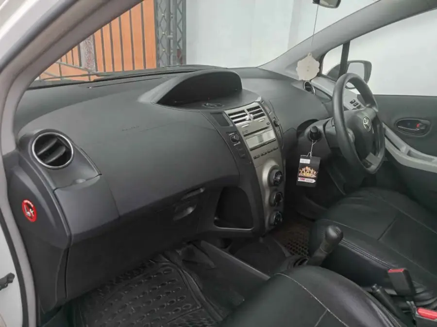 Toyota Yaris 1.5 E 2012