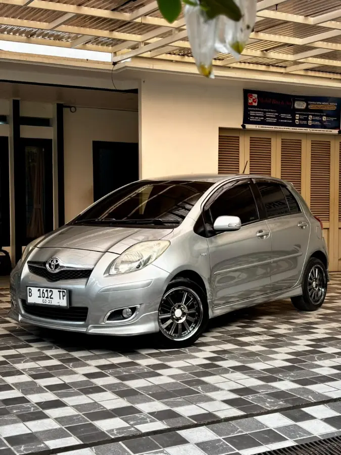 Toyota Yaris S Limited 2011