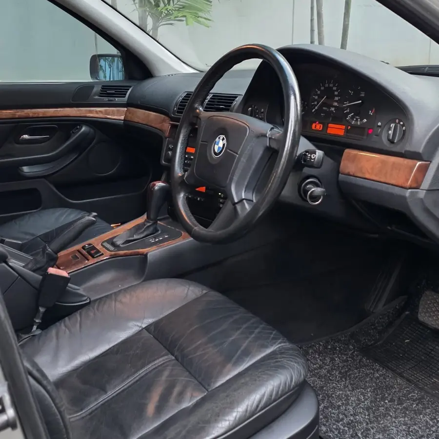 BMW E39 528i 1997